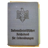 Kansallissosialistisen valtakunnan liikuntaliiton jäsenkirja, jossa on joitakin muita asiakirjoja.