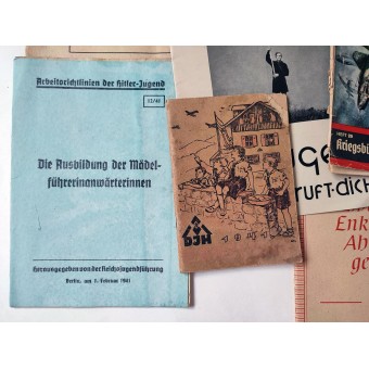 Verzameling van literatuur en documenten voor de Hitlerjeugd. Espenlaub militaria