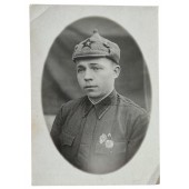 Soldat de l'Armée rouge avec insignes et chapeau Budyonovka