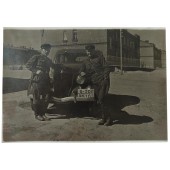 Två sovjetiska officerare vid bilen