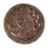 Bestuurdersinsigne in brons op feldgrau stof