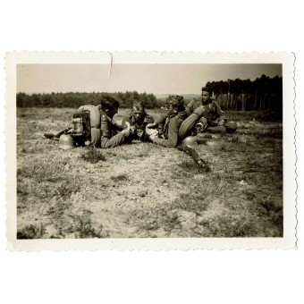 Saksalaiset jalkaväkimiehet pelaavat korttia. Espenlaub militaria