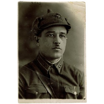 Portrait photo of a Red Army lieutenant in Budenovka.. Espenlaub militaria