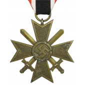 Kreuz KVK2 del Mérito de Guerra fabricada en cinc a finales de la Segunda Guerra Mundial