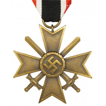 Lähes postimerkkinen Kriegsverdienstkreuz 1939, jossa on miekkoja nauhalla.. Espenlaub militaria