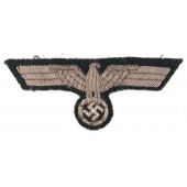 Aigle de poitrine d'officier avec les traces d'usage sur l'uniforme