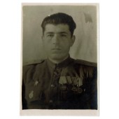 El comandante Pestov con órdenes y medallas
