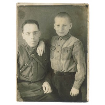 Leutnant der Roten Armee mit seinem Sohn. Espenlaub militaria