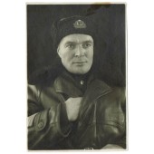 Oficial de la marina soviética con abrigo de cuero