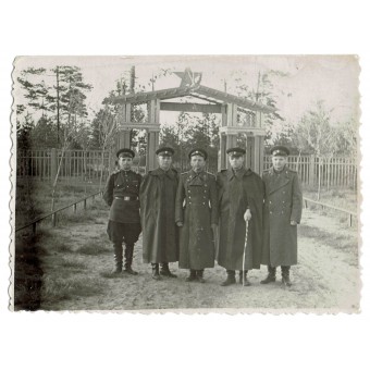 Soviet Officers near the Gates of the Field Camp. Espenlaub militaria