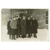 Советские офицеры со своими семьями