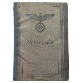 Le Wehrpass délivré en 1945 pour un garçon de 16 ans.