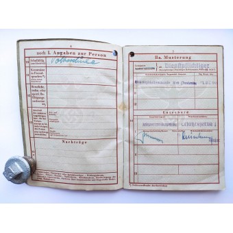 De wehrpass uitgegeven in 1945 voor 16 jaar oude jongen. Espenlaub militaria