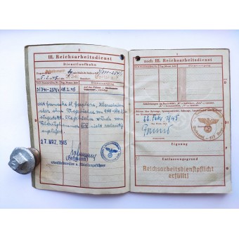 Wehrpasset som utfärdades 1945 för en 16-årig pojke.. Espenlaub militaria