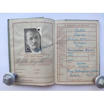 De Wehrpass uitgegeven aan een persoon die eind maart 1945 zijn militaire carrière begon. Espenlaub militaria