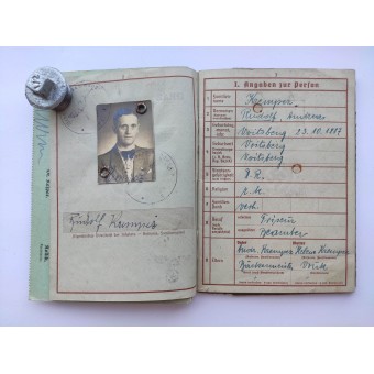 Der Wehrpass für Rudolf Krempez, dessen Bruder bei einem Luftangriff sein Haus verlor. Espenlaub militaria
