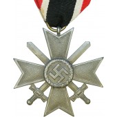 Croix du mérite de guerre de la classe KVK II 107 marquée par Carl Wild