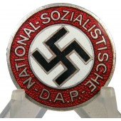 23,2 mm:n litteä, RZM:ää edeltävä NSDAP:n jäsenmerkki. Ges. GESCH merkitty