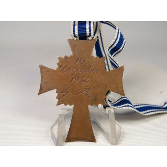 Ehrenkreuz der Deutschen Mutter en bronce. Con 30 cm de la cinta. Espenlaub militaria