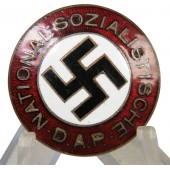 NSDAP-medlemmarnas märke är ett mycket tidigt exempel som inte är från RZM. 24,2 mm