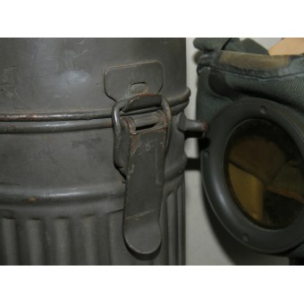 Maschera antigas tedesca M30 con una bomboletta per la protezione civile. Espenlaub militaria