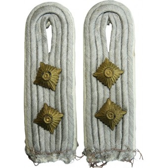 Coudre les épaulettes de la Wehrmacht infanterie Hauptmann. Espenlaub militaria