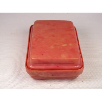 Puna-armeijan numero saippuapakkaus, joka on valmistettu vaaleanpunaisesta keltaisesta selluloidista. Espenlaub militaria