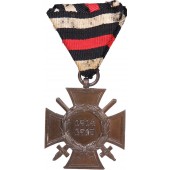 Croix de Hindenburg avec épées sur une barrette de ruban triangulaire autrichienne, G 17