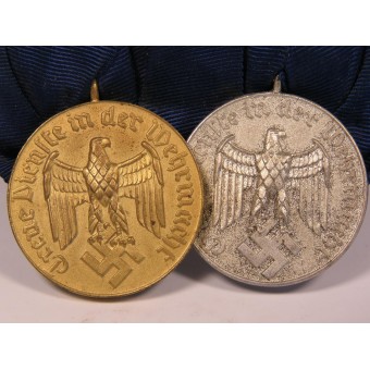 2 Wehrmacht-medaljer, 4 och 12 års tjänstgöringstid. Bleckmann Zelle. Espenlaub militaria