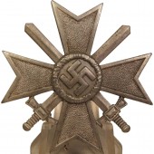 Croce del Kriegsverdienst KVK con spade, 1a classe. 