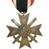 1939 : Croix du mérite de guerre avec épées, timbre 101. KVK2.