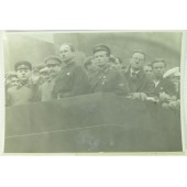 Foto med Stalin, Vorosjilov och Kaganovitj på Röda torget.