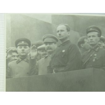 Фотография с трибуны Мавзолея - Сталин, Ворошилов, Каганович. Espenlaub militaria