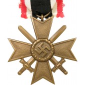 Única Cruz al Mérito de Guerra 1939 2ª clase con espadas - L /17 Hermann Wernstein. Raro.