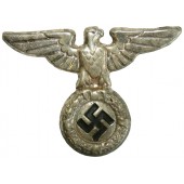 Varhainen NSDAP:n kotka, joka on tarkoitettu SA:n rynnäkköjoukkojen tai SS:n päähineisiin ennen vuotta 1935. Alpakka