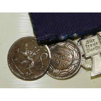 Mitalipalkki, jossa on 12 mitalia ajanjaksona 1900–40 -luvulle. Espenlaub militaria