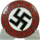 M 1/42 NSDAP-Mitgliederabzeichen mit tomatenroter Emaille