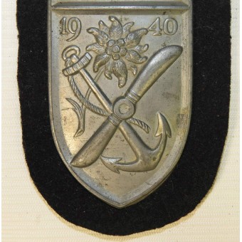 Navy Narvik Shield in Zink, op een stukje blauwe km wol. Espenlaub militaria