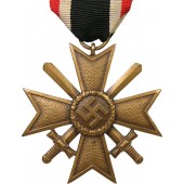 Cruz al Mérito de Guerra del III Reich, 1939 con espadas, KVK2, marcada con 