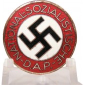 Insignia de miembro del NSDAP M1 / 160 E. Reichl. Linz