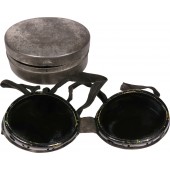 Zonnebril voor Duitse Gebirgsjäger in een metalen etui