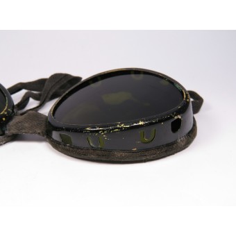 Sunglasses for  German Gebirgsjäger in a metal case. Espenlaub militaria