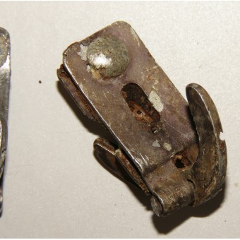 Aluminiumkrokar för kamouflagehöljet på SS-stålhjälmen. Espenlaub militaria