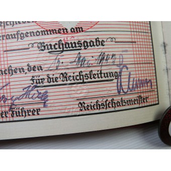 NSDAP-Mitgliedsbuch (Ausgabe 1939)+ genanntes NSDAP-Abzeichen. Espenlaub militaria