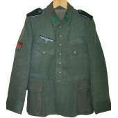 Wehrmachtin hollantilainen vähittäismyyntitunika, jossa on Turkistanin vapaaehtoisten tunnukset.
