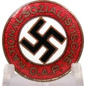 Uno de los primeros ejemplares del distintivo de miembro del partido NSDAP. GES.GESCH
