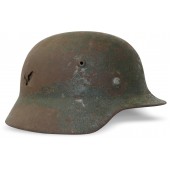 Немецкий стальной шлем м35 Вермахт. Боевняк с попаданием