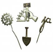 En uppsättning med 4 nazistiska märken/pins