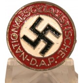 Insignia de partido de un miembro del NSDAP М1/34RZM-Karl Wurster