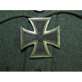 Cruz de Hierro de 1ª Clase 1939 FO en un trozo de túnica alemana auténtica. Espenlaub militaria